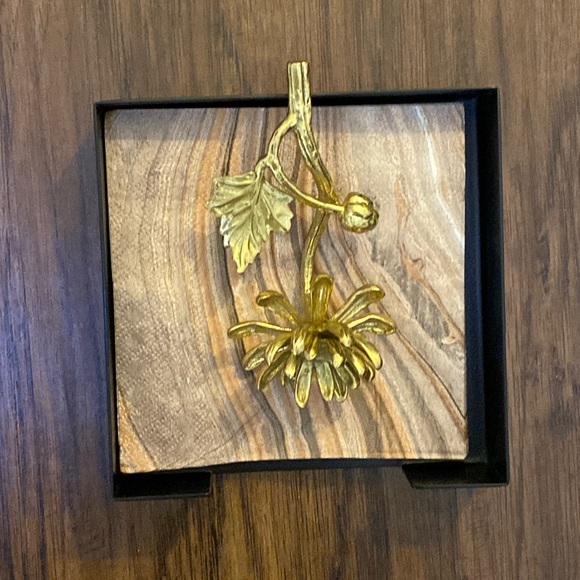 Michael Aram Dahlia cocktail napkin holder size 5.25” L 5.3 W 1.25” T - Picture 12 of 15